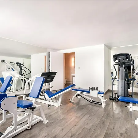 Monaco - Luxury Living In With Bentley, Butler And Heated Pool Villa *